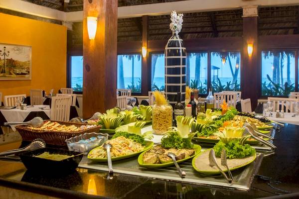 Buffet im Vista Sol Punta Cana Beach Resort & Spa mit Blick auf den Ozean.
