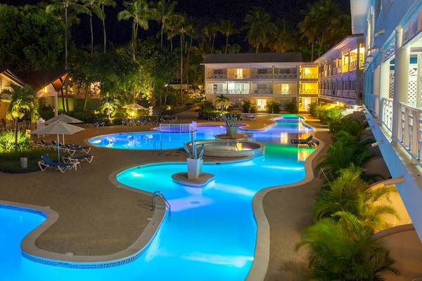 Pool des Vista Sol Punta Cana Beach Resort & Spa bei Nacht mit blauem Licht
