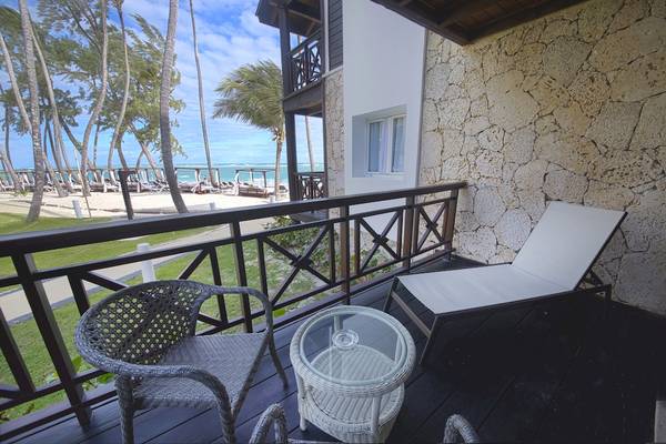 Blick vom Balkon des Vista Sol Punta Cana Beach Resort & Spa auf den Strand