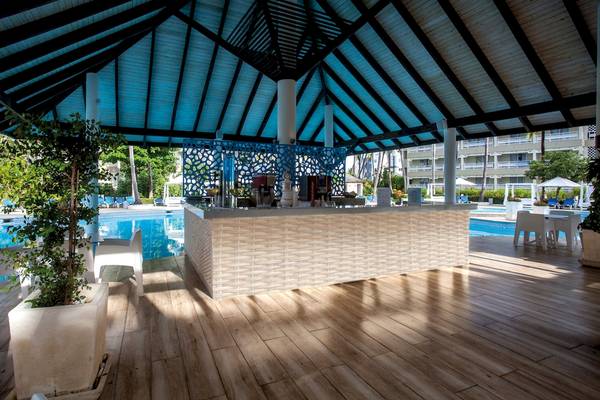 Pool-Bar im Vista Sol Punta Cana Beach Resort & Spa mit Blick auf den Pool und der Umgebung.