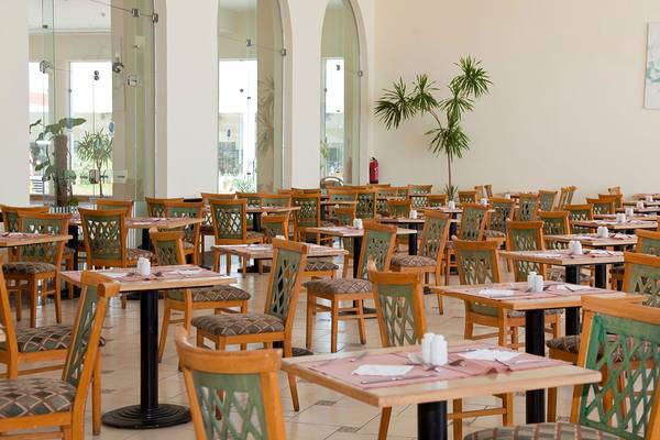 Innenansicht des Restaurants im Siva Sharm Resort mit vollen Tischen und Stühlen.