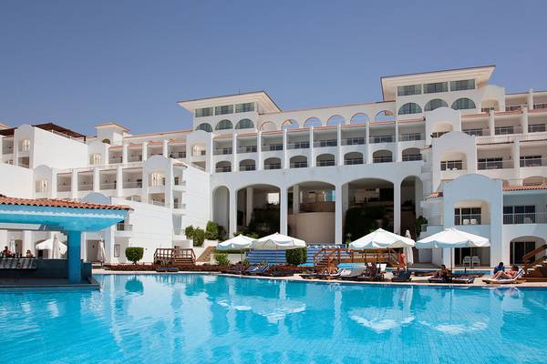 Außenbereich des Siva Sharm Resort & Spa mit großem Pool und Sonnenliegen.