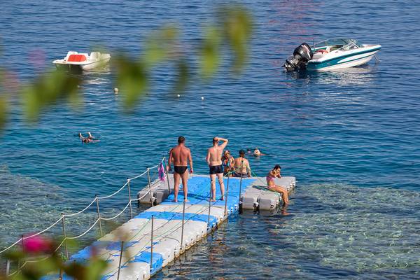 Personen schwimmen und entspannen sich in einem Schwimmbadbereich im Siva Sharm Resort & Spa.