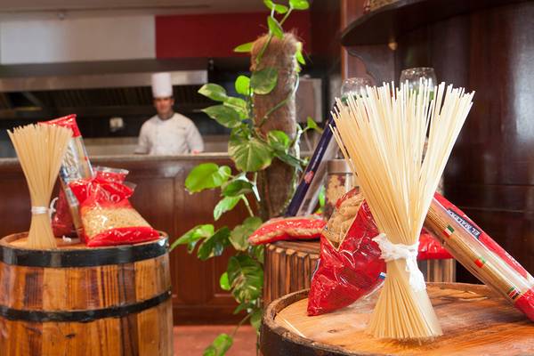Küche des Siva Sharm Resort & Spa mit Nudeln und Zutaten auf Fässern