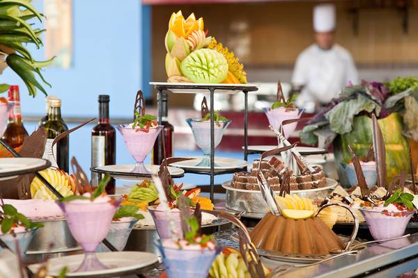 Buffet mit verschiedenen Desserts und Getränken im Siva Sharm Resort & Spa.