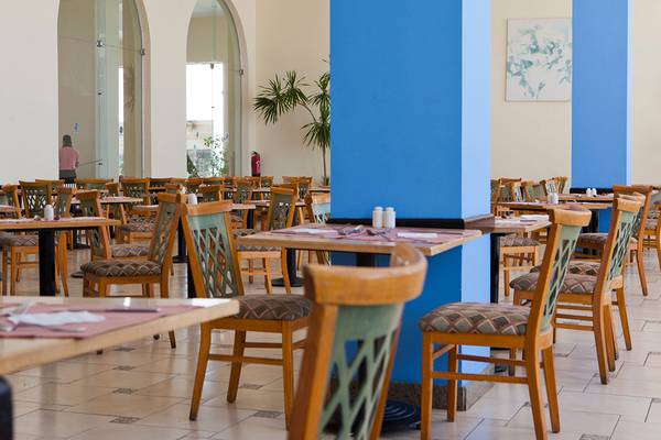Restaurant im Siva Sharm Resort & Spa mit blauen Säulen und freien Tischen