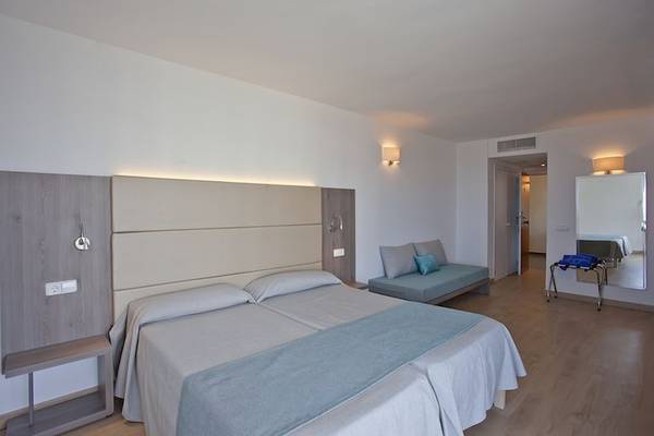 Doppelbettzimmer im Playa Dorada Aparthotel mit modernem Interieur und bequemen Möbeln.