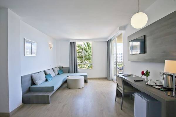 Hotelzimmer des Playa Dorada Aparthotel mit moderner Einrichtung und Blick auf die Palmen