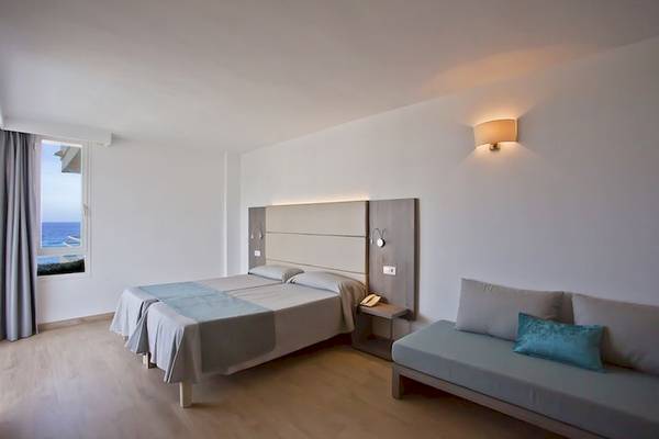Doppelzimmer im Playa Dorada Aparthotel mit Meerblick und modernen Möbeln.