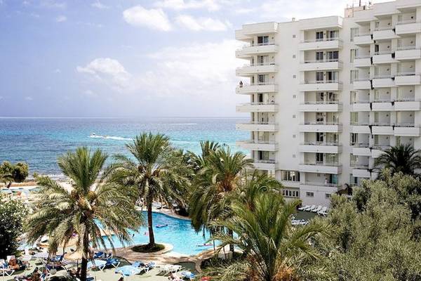 Außenansicht des Playa Dorada Aparthotels mit Blick auf das Meer und den Pool.