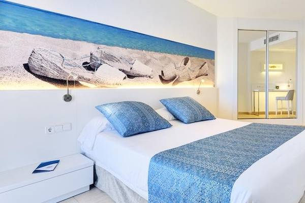Doppelbettzimmer im Tropic Garden Hotel Apartments mit Meer-Thema Wandbild und Schreibtisch.