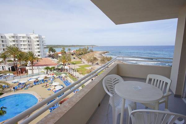 Aussicht vom Balkon des Playa Dorada Aparthotels mit Pool und Meer