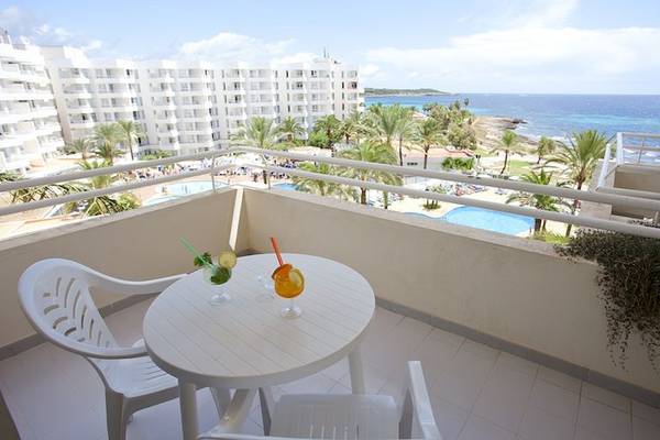 Terrasse des Playa Dorada Aparthotels mit Blick auf das Meer und die Hotelanlage