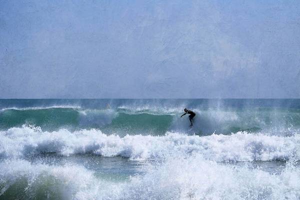 Surfer im Meer, der eine Welle reitet