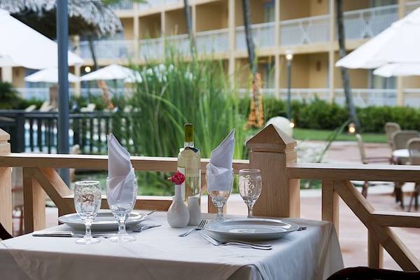 Außenbereich des Gran Ventana Beach Resort mit gedecktem Tisch und Pool im Hintergrund