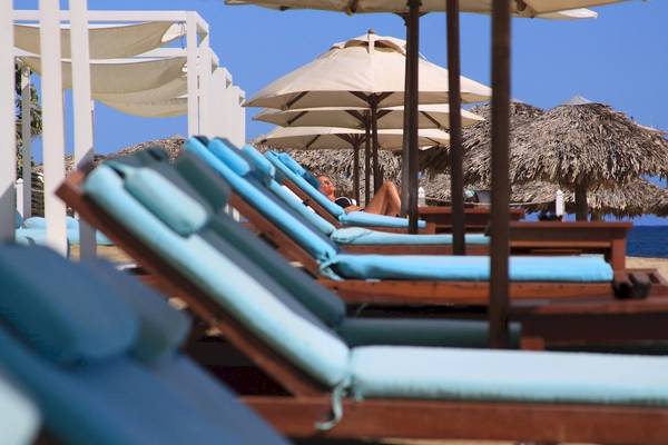 Person entspannt sich auf einem Strandstuhl im Gran Ventana Beach Resort