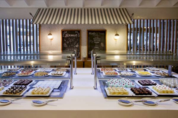 Buffet mit verschiedenen Desserts im Gran Ventana Beach Resort