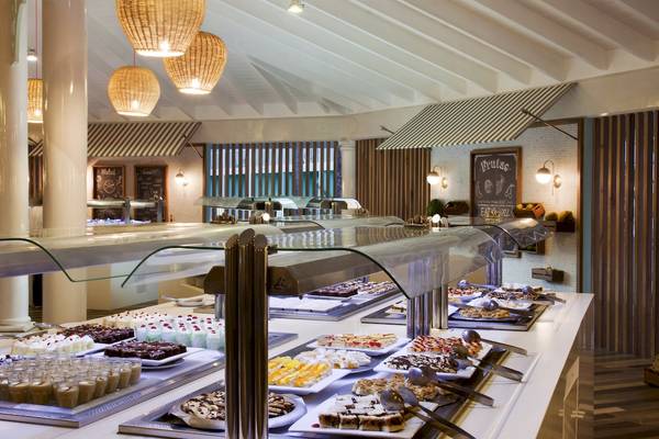 Buffet mit verschiedenen Speisen im Gran Ventana Beach Resort.