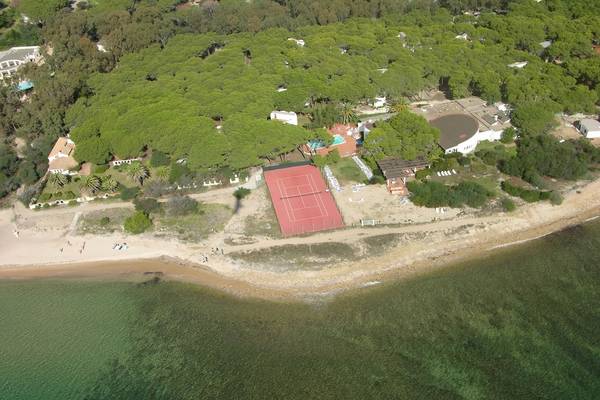 Luftaufnahme des Mare Pineta Hotels mit Tennisplatz und Strand