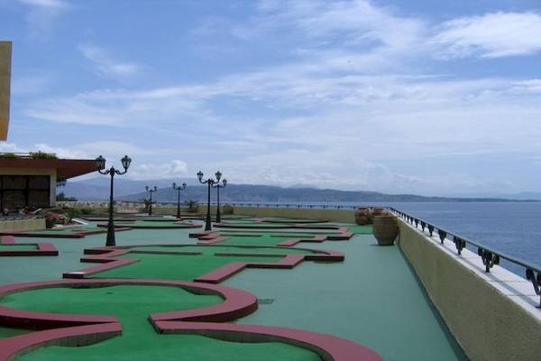 Minigolfplatz vor dem Hotel Nissaki Beach mit Blick auf das Meer