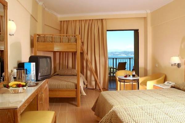 Doppelzimmer mit Meerblick im Atlantica Nissaki Beach Hotel, mit zwei Betten, Fernseher, Balkon und Meersicht.