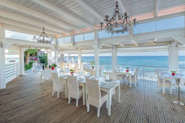 Terrassen-Restaurant des Ikaros Beach Luxury Resort & Spa mit Blick auf das Meer
