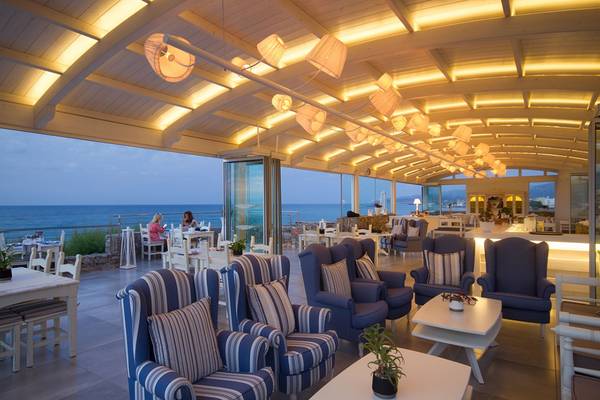Loungebereich des Ikaros Beach Luxury Resort & Spa mit Blick auf das Meer.