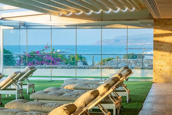 Liegestühle am Strand mit Meerblick im Ikaros Beach Luxury Resort & Spa