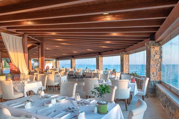 Das Restaurant des Ikaros Beach Luxury Resort & Spa mit Blick auf das Meer.