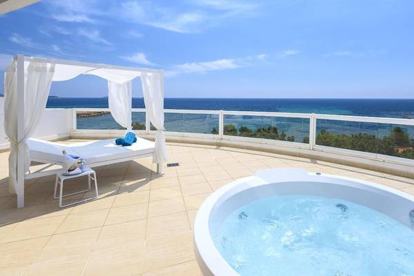 Balkon des Tropic Garden Hotel Apartments mit Jacuzzi und Meerblick