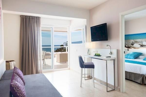 Innenansicht eines Zimmers im Tropic Garden Hotel Apartments mit Blick auf das Meer.