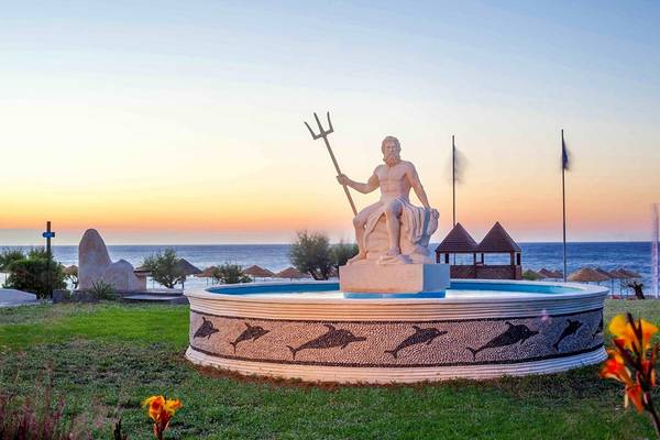 Statue am Strand im Pegasos Deluxe Beach Hotel bei Sonnenuntergang