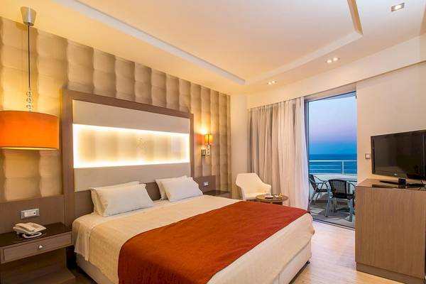 Hotelzimmer im Pegasos Deluxe Beach Hotel mit Meerblick, Bett, Fernseher und Balkon.