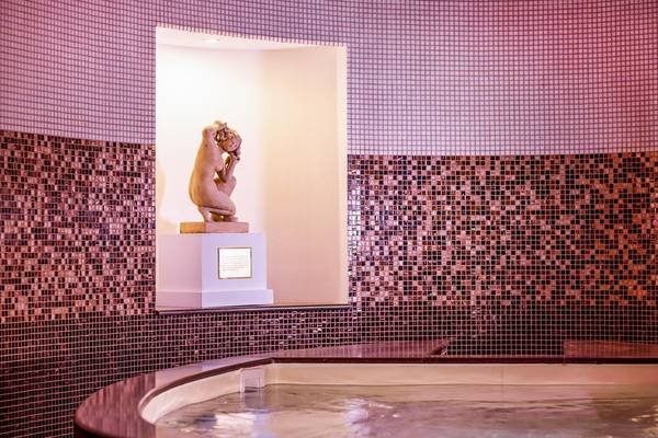 Innenpool des Pegasos Deluxe Beach Hotels mit einer Statue