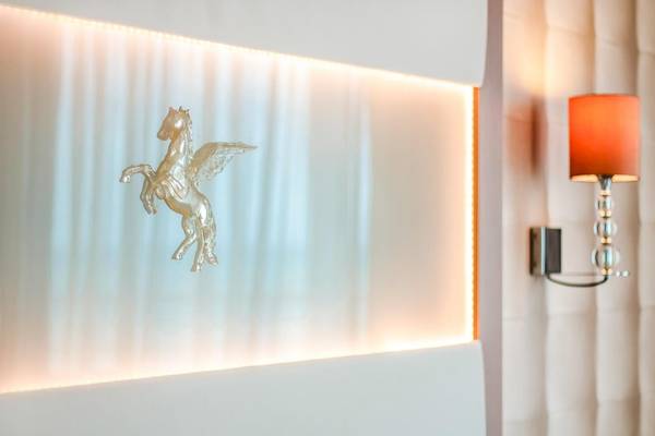 Wand mit Pferdedekoration im Pegasos Deluxe Beach Hotel.