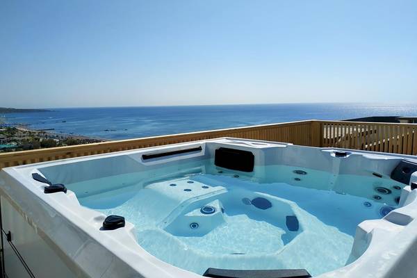 Dachpool im Pegasos Deluxe Beach Hotel mit Blick auf das Meer