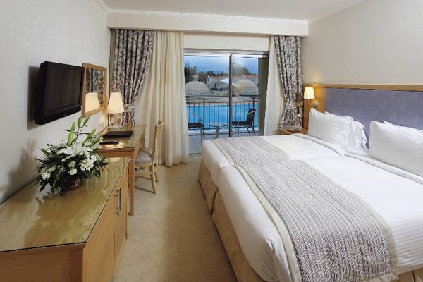 Hotelzimmer im Radisson Blu Resort & Spa, Cesme mit Blick auf den Pool