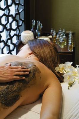 Eine Frau im Radisson Blu Resort & Spa Cesme genießt eine Massagebehandlung.