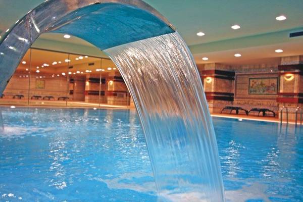 Wasserfall in einem Pool des Radisson Blu Resorts & Spa in Cesme