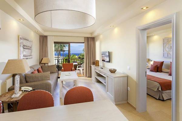 Wohnzimmer mit Balkon und Meerblick im Ambassador Apartments.