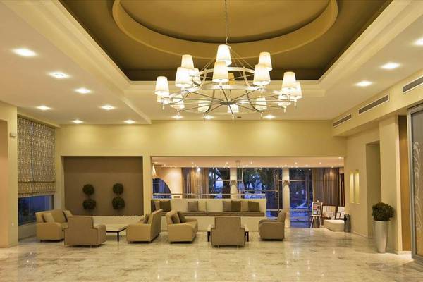 Lobby des Kipriotis Hippocrates Hotels mit großer Deckenleuchte und Sofas