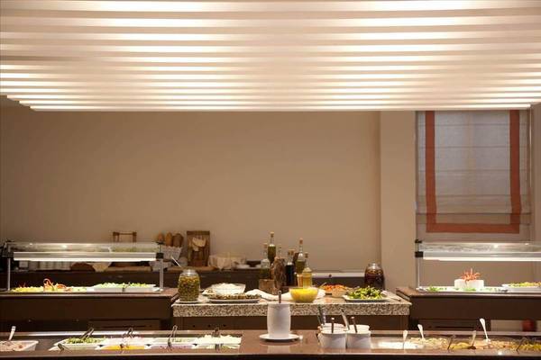 Buffetbereich im Kipriotis Hippocrates Hotel mit verschiedenen Speisen und Gerichten.