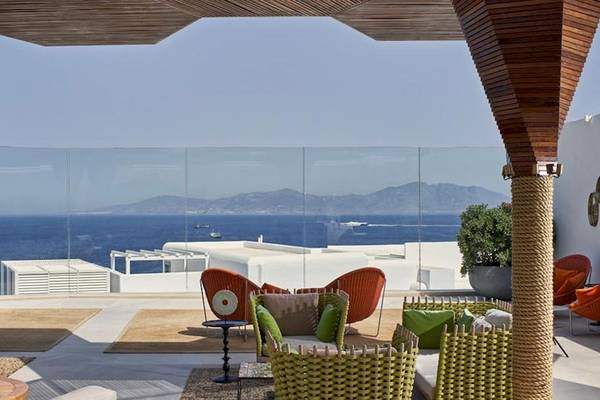 Aussicht von der Terrasse des Myconian Naia Hotels auf das Meer und die Berge