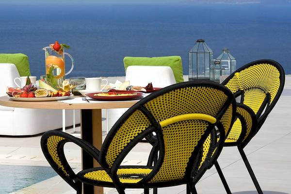 Frühstückstisch am Pool mit Blick auf das Meer im Myconian Naia Hotel