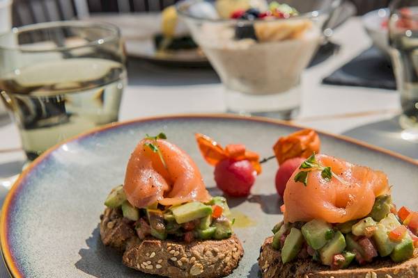 Frühstücksplatte mit Lachs und Avocado im Hotel Myconian Naia