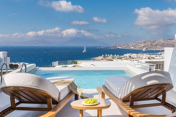 Terrasse des Myconian Naia Hotels mit Blick auf den Pool und das Meer.