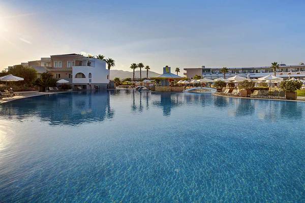 Außenpool des Atlantica Marmari Palace Hotels mit Sonnenliegen und Sonnenschirmen