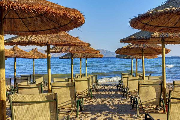 Strand mit Sonnenschirmen und Liegestühlen im Atlantica Marmari Palace Hotel.