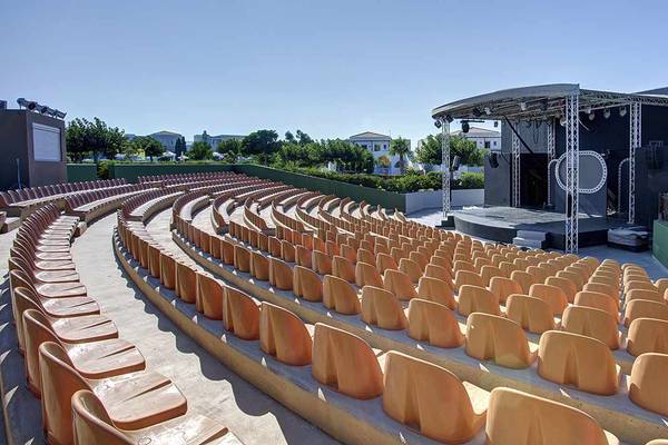Leerer Theaterplatz mit leeren Sitzreihen und einer Bühne
