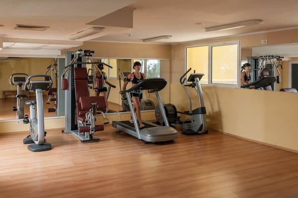 Fitnessstudio im Sentido Golden Star Hotel mit mehreren Trainingsgeräten und spiegelnden Wänden.